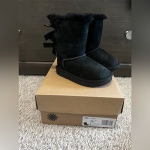 Black Bailey bow uggs